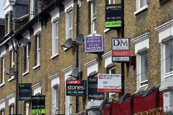 Average UK rents fall for first time since 2012